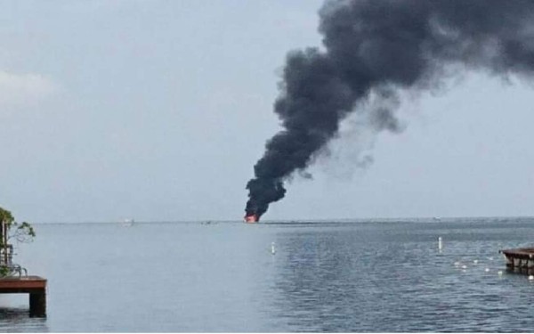 Se incendia embarcación en Roatán, tripulantes salen ilesos