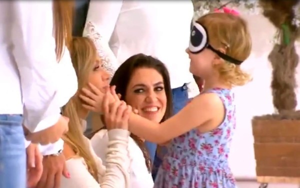 Pequeños reconocen a su madre con los ojos vendados