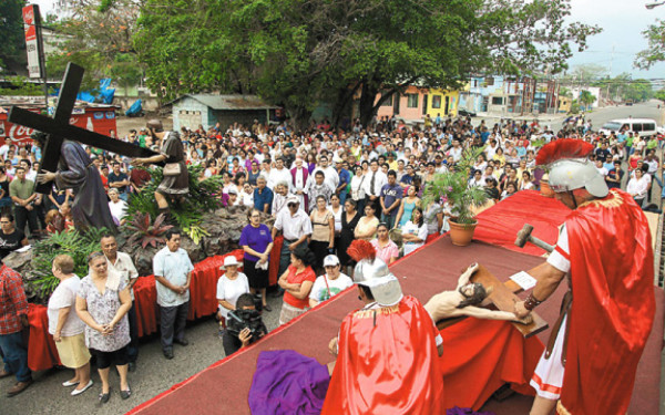 Feligreses católicos recuerdan la muerte de Jesús