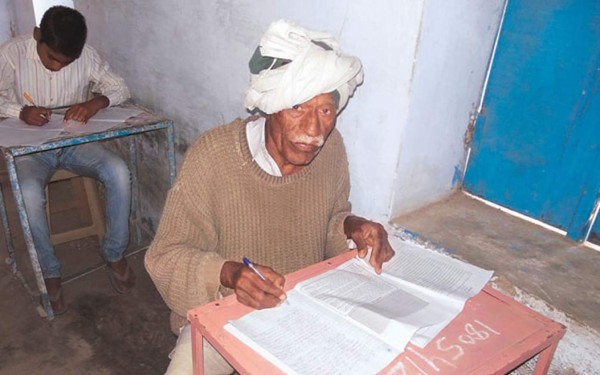 Indio de 77 años intentará aprobar la secundaria tras suspender 46 veces