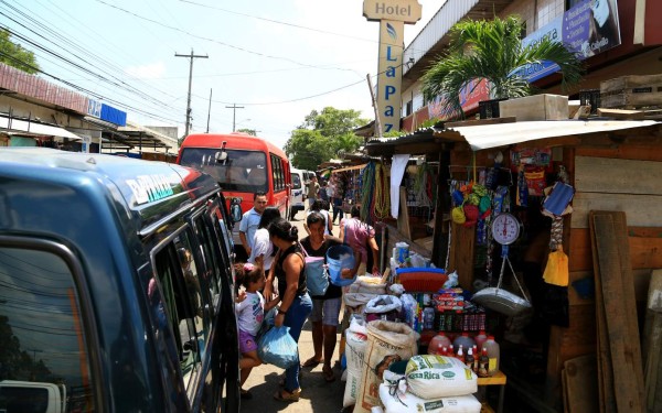 Paradas de buses en San Pedro Sula siguen tomadas por vendedores