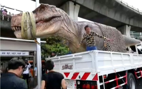 Un tiranosaurio rex suelto en pleno centro de Bangkok