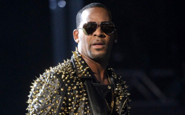 El cantante R. Kelly es acusado de 10 cargos de abuso sexual