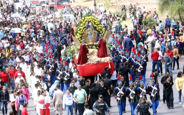 Devotos peregrinan en honor a Virgen de Suyapa