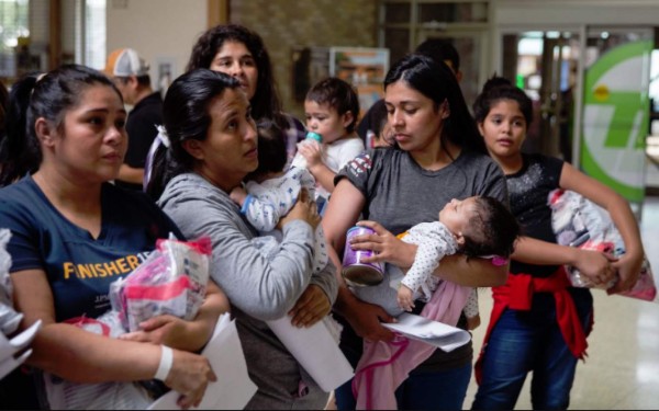 Madres indocumentadas celebran su día detenidas en albergues de EEUU