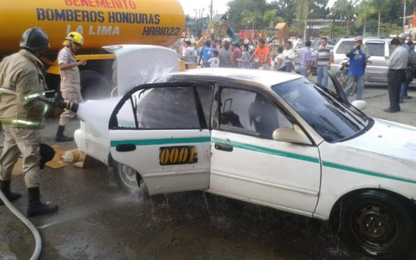 Muere norteamericano que viajaba en taxi incendiado
