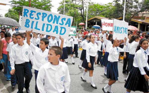 Escolares piden por la paz en su marcha cívica