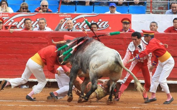 En esta jornada se reunieron por primera vez, tres matadoras mexicanas en la plaza. Foto EFE.