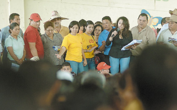 Maestros llegan a centros, pero no para dar clases