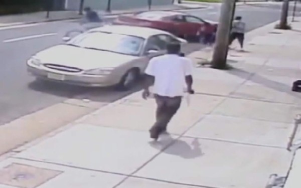 Salvaje pelea entre una automovilista y dos ciclistas