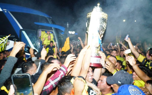 Real España festejó por todo lo alto con su afición la obtención del título