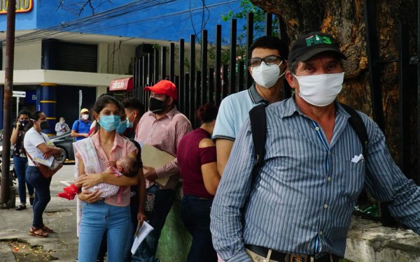 Ciudadanos no respetan medidas de bioseguridad afuera del Registro Nacional de las Personas