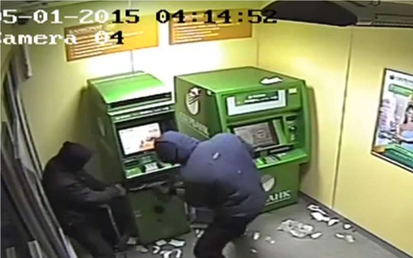 El momento cuando los ladrones pretenden llevarse el cajero automático. Foto YouTube.