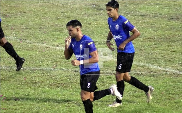 Matías Rotondi celebrando su gol de penal contra el Vida. Foto Edgar Witty