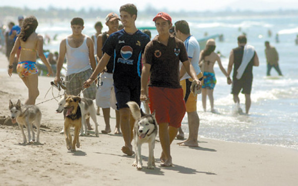Extranjeros y catrachos se refrescaron en Tela