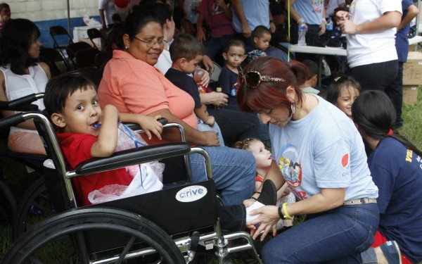 'Caminando con amor” sigue calzando a más niños