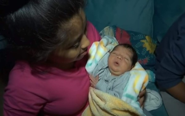 Hondureña de la caravana migrante da a luz tras saltar muro fronterizo