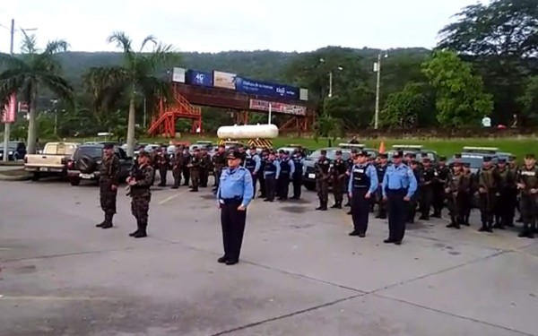 Militares y policías resguardan buses en San Pedro Sula