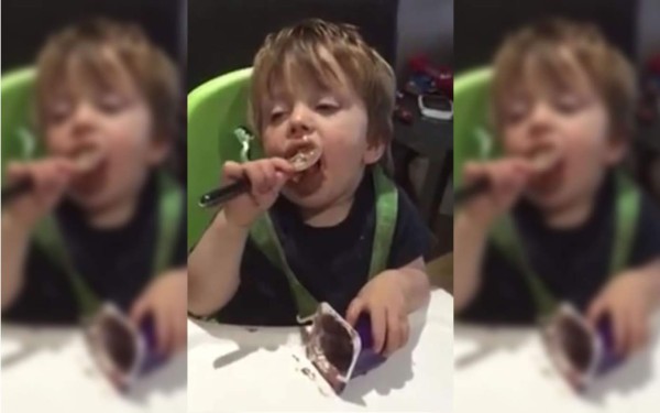 Niño se queda dormido mientras come su postre