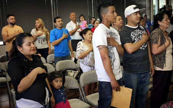 Hondureños en el extranjero tendrán un carné consular