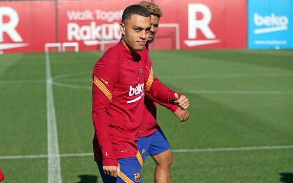 Sergiño Dest entra en la convocatoria del Barça ante Sevilla