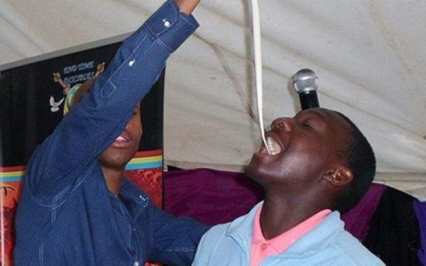 Detienen a pastor que obligaba a tragar serpientes vivas