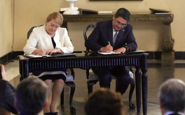 JOH y Michelle Bachelet firman acuerdos de cooperación entre Honduras y Chile