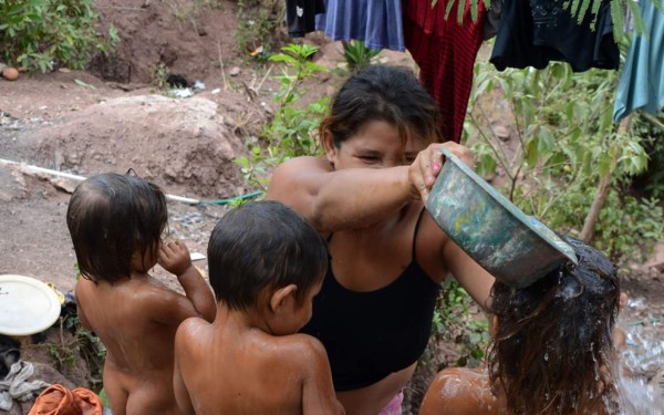 Hondureños flagelados por cortes de electricidad y agua por sequía