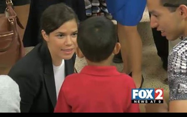 América Ferrera visita a niños migrantes en refugio de McAllen