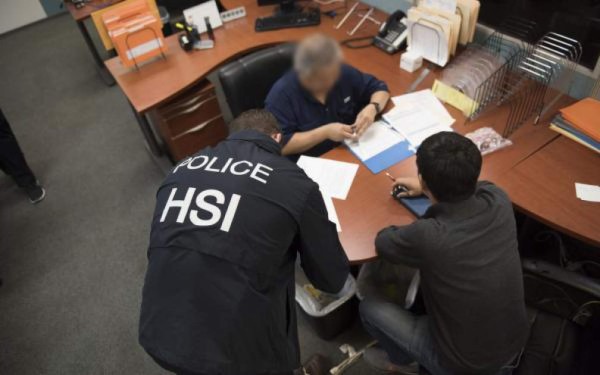 Hondureña relata el temor que viven familias inmigrantes en cárcel de ICE