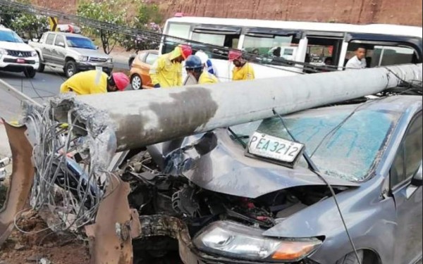 Mujer se salva de morir al estrellar su carro contra un poste de luz