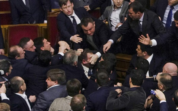 Diputados se van a trompadas en el Parlamento de Ucrania