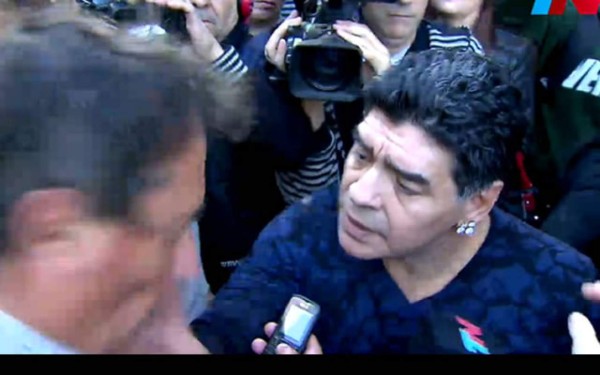 Video: Maradona se enoja y abofetea a un periodista argentino