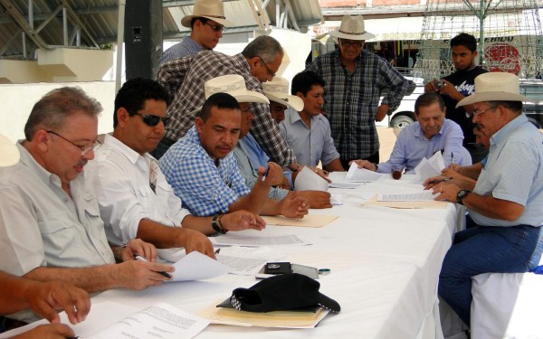 En la firma participaron autoridades del INA, alcaldía, campesinos y directivos de la empresa Palcasa