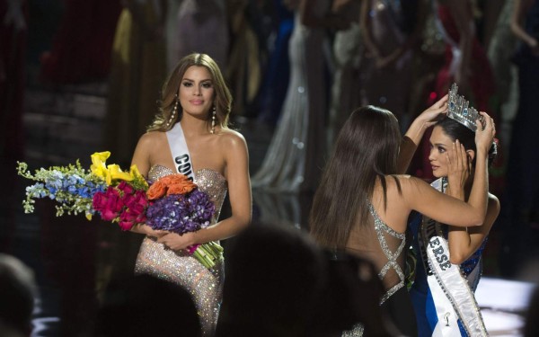 Miss Philippines Pia Alonzo Wurtzbach (R) is crowned Miss Universe 2015 by 2014 Miss Universe Paulina Vega (C) beside Miss Colombia Ariadna Gutierrez (L) on stage during the 2015 MISS UNIVERSE show at Planet Hollywood Resort & Casino, in Las Vegas, California, on December 20, 2015. Miss Philippines Pia Alonzo Wurtzbach was named Miss Universe, but in a drama-filled turn worthy of a telenovela. The pageant's host comedian Steve Harvey, also a talk show host, misread the card which he said had Miss Colombia Ariadna Gutierrez as the winner. AFP PHOTO / VALERIE MACON