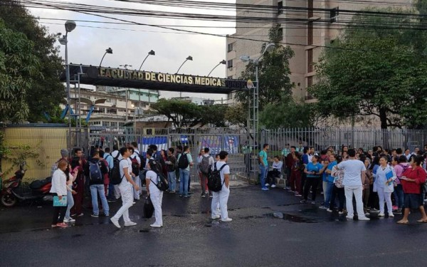 Amanece militarizada la Unah tras día de capuchas