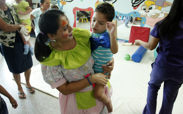 Caramelo y Chispita dan terapia de risas a los niños de la Teletón
