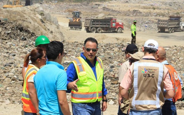 Autoridades supervisan avances de obras en el botadero municipal