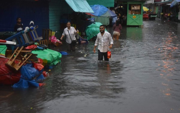 Se desborda el río Aguán y deja sin paso a poblados de Tocoa