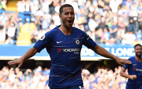 Hazard comanda al Chelsea con un hat trick para ser líder y Özil guía al Arsenal
