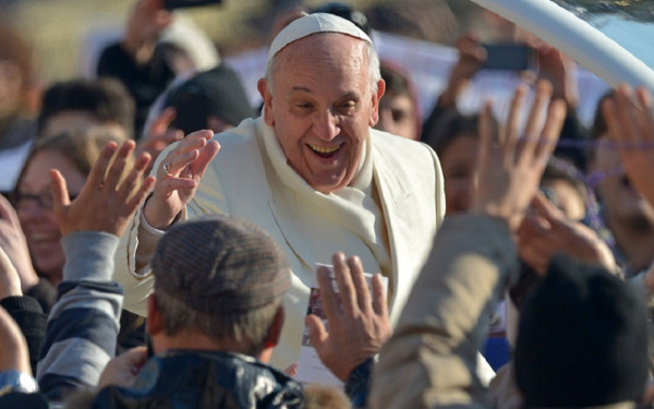 Francisco celebra su cumpleaños 77 junto a mendigos en el Vaticano