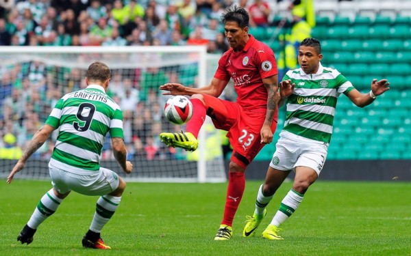 Emilio Izaguirre destaca en otra posición en amistoso contra el Leicester City