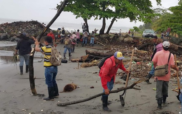 Guatemala recoge basura que contamina las playas