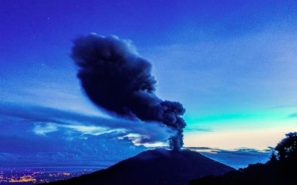 Volcán Turrialba erupciona de nuevo en Costa Rica