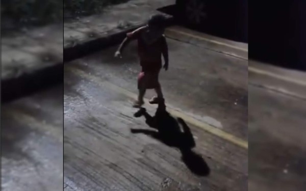 Se viraliza video de niño que se asusta de su propia sombra