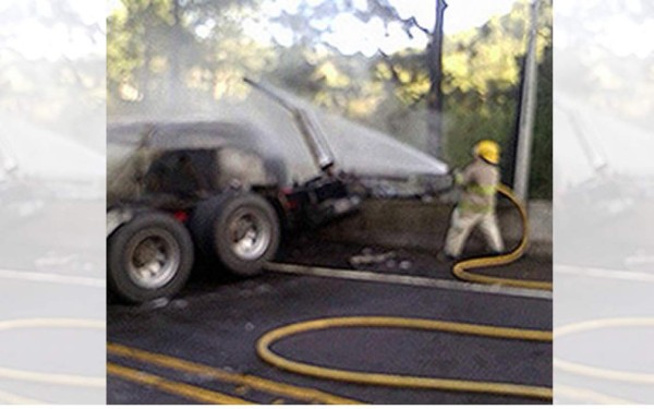 Camión cisterna se incendia en la carretera del norte de Honduras