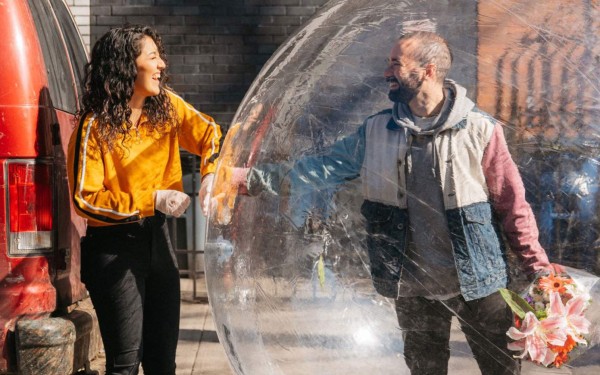 Amor en tiempos de cuarentena: Joven conquista a vecina con un dron y Facetime