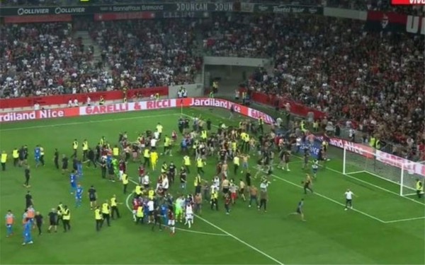 Escándalo en Francia: Ultras del Niza saltan al campo para agredir a jugadores del Marsella