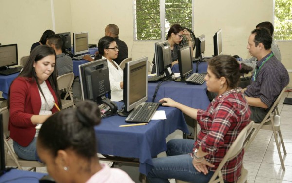 Unas 700 personas buscan un cargo en oficina de rentas