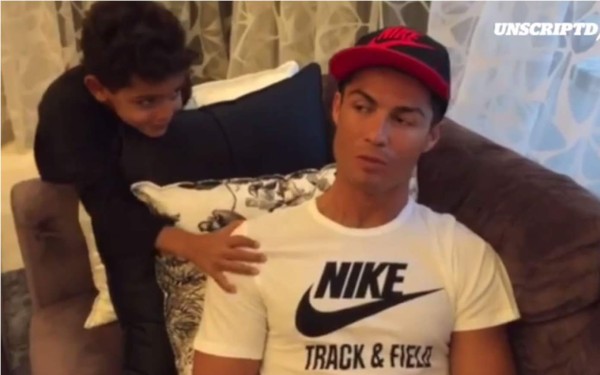 VIDEO: El hijo de Cristiano Ronaldo le boicotea el anuncio de su película